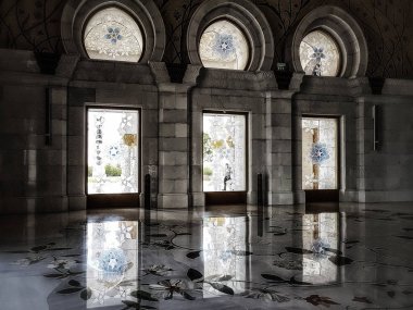 Abu Dhabi, Birleşik Arap Emirlikleri - 20 Haziran 2018: abu Dabi camide vitraylar