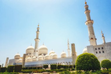 Abu Dhabi, Birleşik Arap Emirlikleri - 20 Haziran 2018: Abu Dabi Şeyh Zayed caminin dış. Ülkenin en büyük camisi olan.