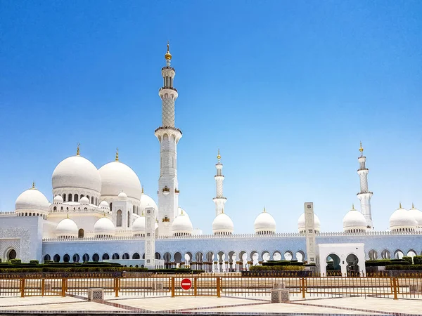 Abu Dhabi, Abu Dhabi, Birleşik Arap Emirlikleri - 20 Haziran 2018: Büyük Sheik Zayed Camisi. Alan, dünyanın 3 büyük Camisi 22,412 metrekaredir.