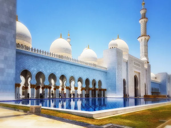Abu Dhabi, Birleşik Arap Emirlikleri - 20 Haziran 2018: Şeyh Zayed Bin Sultan Al Nahyan Camii, Abu Dhabi, Birleşik Arap Emirlikleri, Orta Doğu