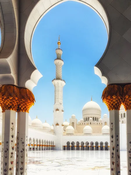 Abu Dhabi, Birleşik Arap Emirlikleri - 20 Haziran 2018: Sheikh Zayed Grand Camii Abu Dhabi öğleden sonra güneş ışığı altında.