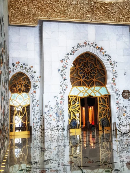 Abu Dhabi, Birleşik Arap Emirlikleri - 20 Haziran 2018: iç in Şeyh Zayed Ulu Camii Abu Dhabi, Birleşik Arap Emirlikleri sermaye city