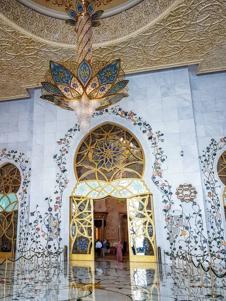 Abu Dhabi, Birleşik Arap Emirlikleri - 20 Haziran 2018: iç in Şeyh Zayed Ulu Camii Abu Dhabi, Birleşik Arap Emirlikleri sermaye city