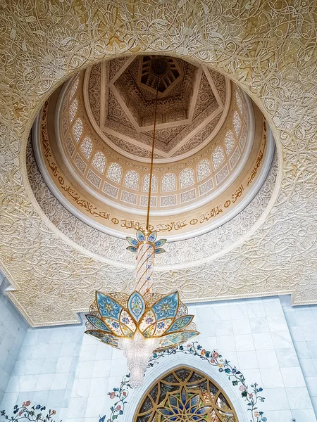 Abu Dhabi, Birleşik Arap Emirlikleri - 20 Haziran 2018: iç in Şeyh Zayed Ulu Camii Abu Dhabi, Birleşik Arap Emirlikleri sermaye city