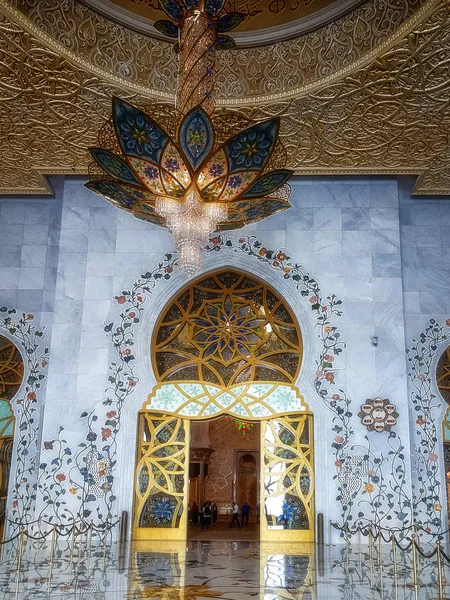 Abu Dhabi, Birleşik Arap Emirlikleri - 20 Haziran 2018: iç in Şeyh Zayed Ulu Camii Abu Dhabi, Birleşik Arap Emirlikleri sermaye city
