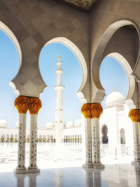 Abu Dhabi, Birleşik Arap Emirlikleri - 20 Haziran 2018: Abu Dabi'Şeyh Zayed Camisi