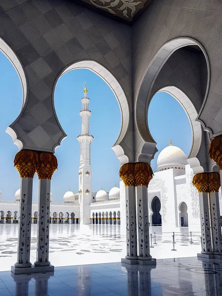 Abu Dhabi, Birleşik Arap Emirlikleri - 20 Haziran 2018: Abu Dabi'Şeyh Zayed Camisi