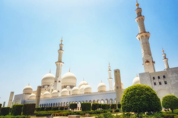 Abu Dhabi, Birleşik Arap Emirlikleri - 20 Haziran 2018: Abu Dabi Şeyh Zayed caminin dış. Ülkenin en büyük camisi olan.