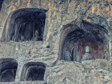 Luoyang, Hernan, Çin-Aralık 25,2017: Kesik kaya dilek vermek ve korku karşı koruma Buda tasvir eden heykel. Bu mağara hala orijinal boya wei Hanedanı için içerir. Longmen Çin'de alınan.