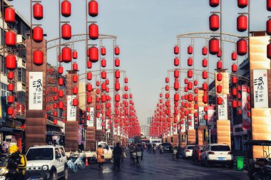 Luoyang, Hernan, Çin - 25 Aralık 2017: meşgul sokak, eski kasaba Luoyang. Luoyang eski şehir, popüler bir yerel halk ve Turizm. Eski moda perakende mağazaları ve atılmış gıda hizmetleri ve restoranlar ile kaplı. Meşgul comme