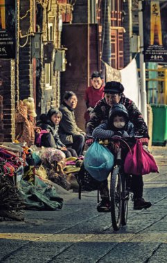 Luoyang, Hernan, Çin - 25 Aralık 2017: Yerel sahne, Batı cadde Luoyang, Henan, Çin
