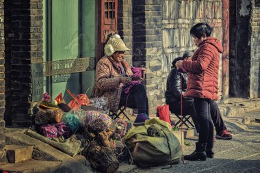 Luoyang, Hernan, Çin - 25 Aralık 2017: Yerel sahne, Batı cadde Luoyang, Henan, Çin