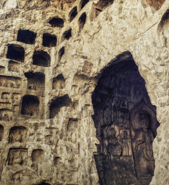 Luoyang, Hernan, Çin-Aralık 25,2017: Longmen mağarasını (Ejder Kapısı mağarasını) veya Longmen Caves.Unesco Dünya Mirası Buda ve müritleri heykelleri, on binlerce