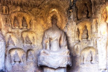 Luoyang, Hernan, Çin-Aralık 25,2017: Kesik kaya dilek vermek ve korku karşı koruma Buda tasvir eden heykel. Bu mağara hala orijinal boya wei Hanedanı için içerir. Longmen Çin'de alınan.