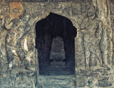 Luoyang, Hernan, Çin-Aralık 25,2017: Longmen mağarasını (Ejder Kapısı mağarasını) veya Longmen Caves.Unesco Dünya Mirası Buda ve müritleri heykelleri, on binlerce