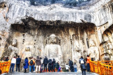 Luoyang, Hernan, Çin-Aralık 25,2017: turistler ve ziyaretçiler ziyaret Longmen mağarasını Luoyang, Çin