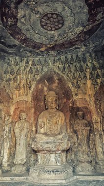 Luoyang, Hernan, Çin - 25 Aralık 2017: Budist Longmen mağaralar veya ejderha Gate mağarasını, Louyang, Henan, Çin bir Çinli Budist sanatının en güzel örneklerinden Buddha ve müritleri heykelleri, on binlerce konut bulunmaktadır.
