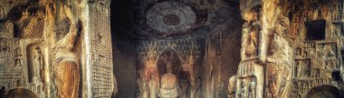 Luoyang, Hernan, Çin - 25 Aralık 2017: Budist Longmen mağaralar veya ejderha Gate mağarasını, Louyang, Henan, Çin bir Çinli Budist sanatının en güzel örneklerinden Buddha ve müritleri heykelleri, on binlerce konut bulunmaktadır.