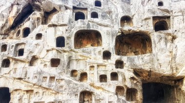 Luoyang, Hernan, Çin - 25 Aralık 2017: Longmen mağarasını Luoyang, Henan, Çin. Mağarasını biri olan Çin'in dört Budist mağaralar sanat hazine ev biridir.