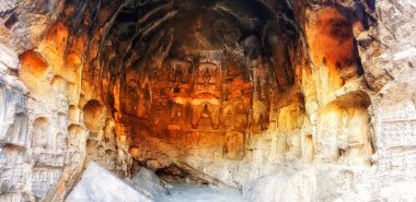 Luoyang, Hernan, Çin - 25 Aralık 2017: Budist Longmen mağaralar veya ejderha Gate mağarasını, Louyang, Henan, Çin bir Çinli Budist sanatının en güzel örneklerinden Buddha ve müritleri heykelleri, on binlerce konut bulunmaktadır.