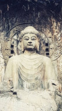 Luoyang, Hernan, Çin - 25 Aralık 2017: En büyük Buda heykeli Longmen mağarasını (Ejder Kapısı mağarasını) veya Longmen Caves.Unesco Dünya Mirası Buda ve müritleri heykelleri, on binlerce