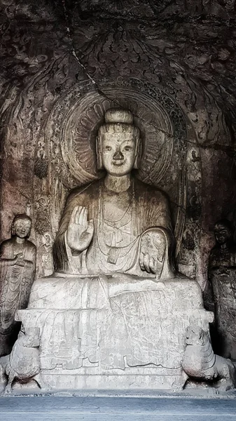 Luoyang, Hernan, Çin - 25 Aralık 2017: Budist Longmen mağaralar veya ejderha Gate mağarasını, Louyang, Henan, Çin bir Çinli Budist sanatının en güzel örneklerinden Buddha ve müritleri heykelleri, on binlerce konut bulunmaktadır.