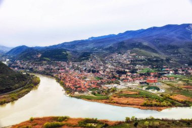 Tiflis, Gürcistan - 13 Nisan 2017: Tiflis görünümü, gün batımı, Georgia ülke