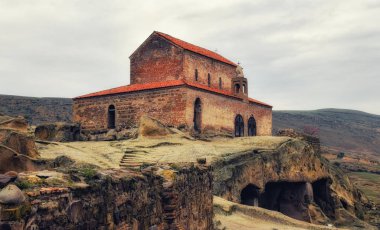Uplistsikhe, Gürcistan - 13 Nisan 2017: Uplistsikhe bir antik kaya kesme Doğu Gürcistan'daki yeridir. Uplistsikhe mağara bir 9/10 yüzyıla üç-NEF Bazilikası ile karmaşık.