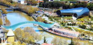 Tiflis, Gürcistan - 12 Nisan 2017: Barış Köprüsü ve konser müzik tiyatro sergi salonu Tiflis, Tbilisi en önemli siteleri