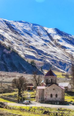 Ortodoks Kilisesi Kazbek Dağı arka plan, güzel kış görünümü, Kazbegi (Stepantsminda) Köyü, Georgia