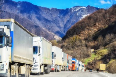 Stepansminda, Gürcistan - 15 Nisan 2017: Rus sınırına yakın yolda bekleyen kamyon .