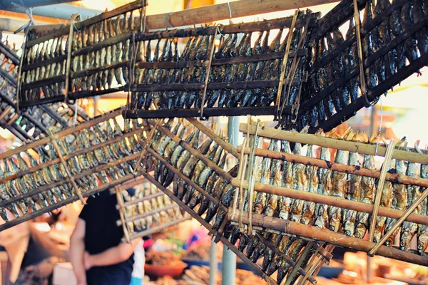 Sardinhas Salgadas Cestas Madeira Mercado Ilha Sulawesi Indonésia — Fotografia de Stock