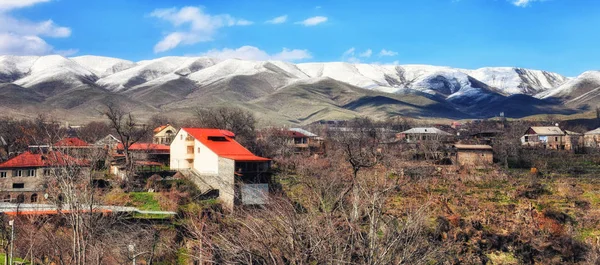 在阳光明媚的日子 亚美尼亚在山上的村庄 — 图库照片