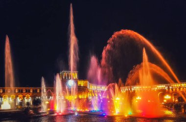 Erivan, Ermenistan-09 Nisan, 2017: Erivan 'da Cumhuriyet Meydanı 'nda çeşme. Ermenistan