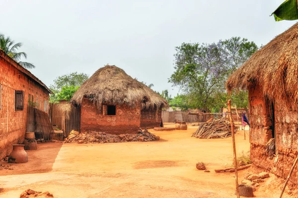 Casas Tradicionales Barro Con Techo Paja Pueblo Africano Zona Rural — Foto de Stock