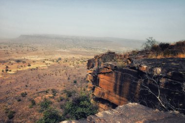Geç kuru-seaon kırsal manzara kayalık eğimli yüzey merkezi Togo Batı Afrika