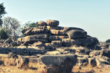 Gana: Tongo Oracle içeren Hill