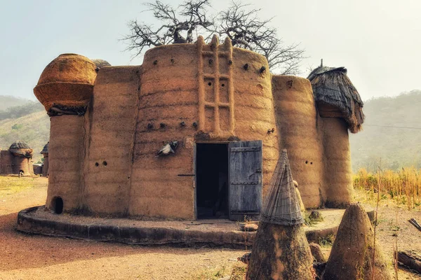 Togo, Batı Afrika, Nadoba, geleneksel tata somba evi ile thatched çatı ve tahıl ambarları
