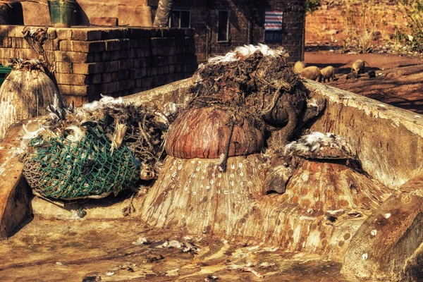 Tavuk tüyleri ve hayvan kemikleri atalarım, Gana adanmış bir tapınak kapak