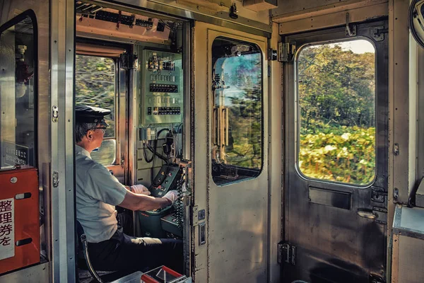 根室市 Hokaido 01October 2016 Traindriver 在当地的火车上工作 — 图库照片