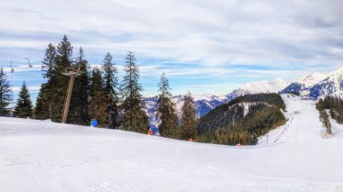 Tanınmayan kayakçı Alpleri'nde güzel Kayak yamacında