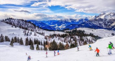 Tanınmayan kayakçı Alpleri'nde güzel Kayak yamacında