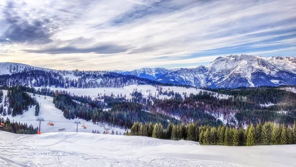 Esquiadores Irreconhecíveis Bela Pista Esqui Alpes — Fotografia de Stock