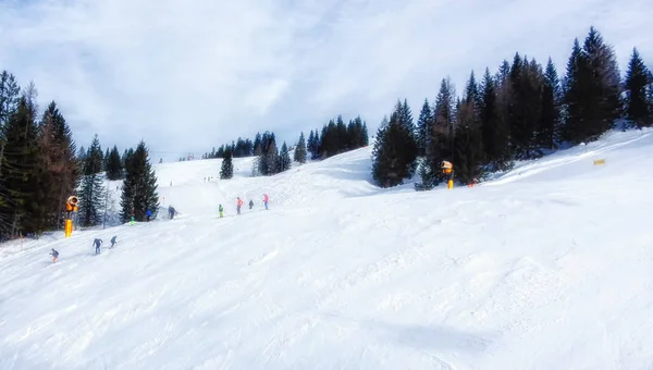 Esquiadores Irreconocibles Una Hermosa Pista Esquí Los Alpes — Foto de Stock