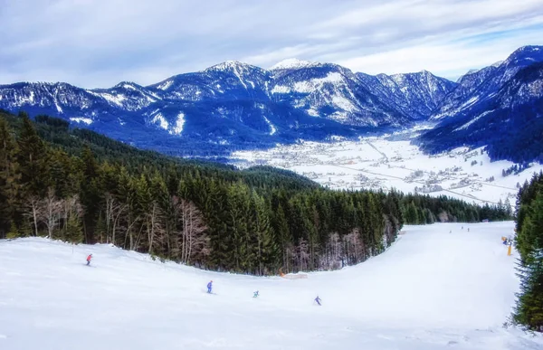 Esquiadores Irreconocibles Una Hermosa Pista Esquí Los Alpes — Foto de Stock