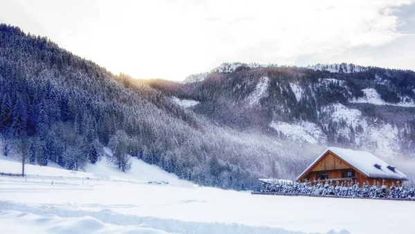 güzel kış görünümünü dağ manzarası ile dağ kabin Alpleri'nde