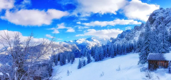 Pohled Krásné Zimní Horské Krajiny Horské Chatě Alpách — Stock fotografie