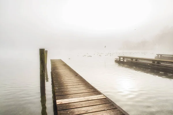 Embarcadero Madera Adentra Lago Traunsee Cielo Nublado Lluvioso Atmósfera Sombría —  Fotos de Stock