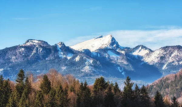 Dağ Manzarası Ile Mavi Gökyüzü Güneşli Bir Günde Panoramik Kış — Stok fotoğraf