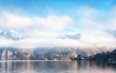 Avusturya, Yukarı Avusturya, görünümü Traunkirchen Köyü ve Traunstein dağ gölü Traunsee ile